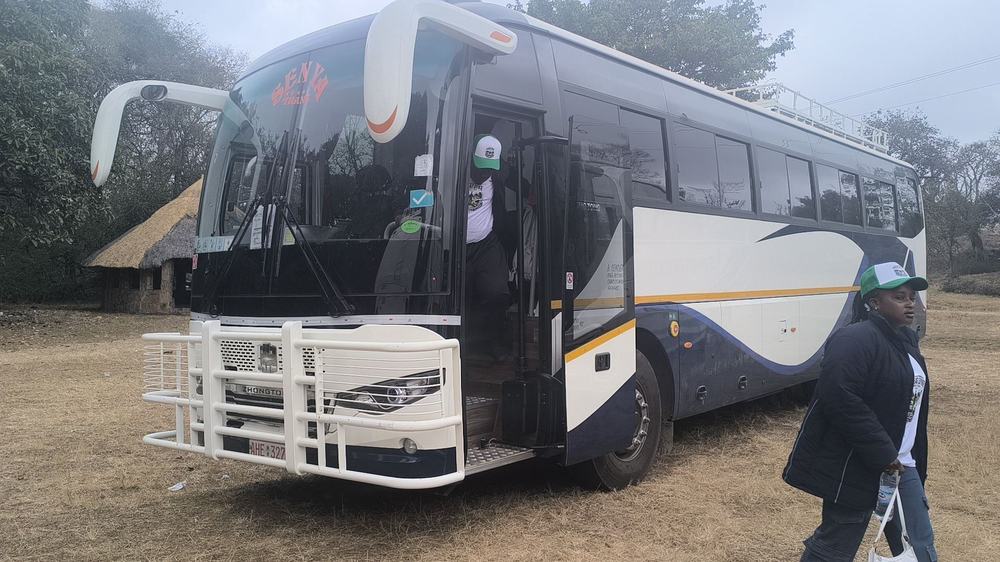 A Senya Trans coach with passengers boarding